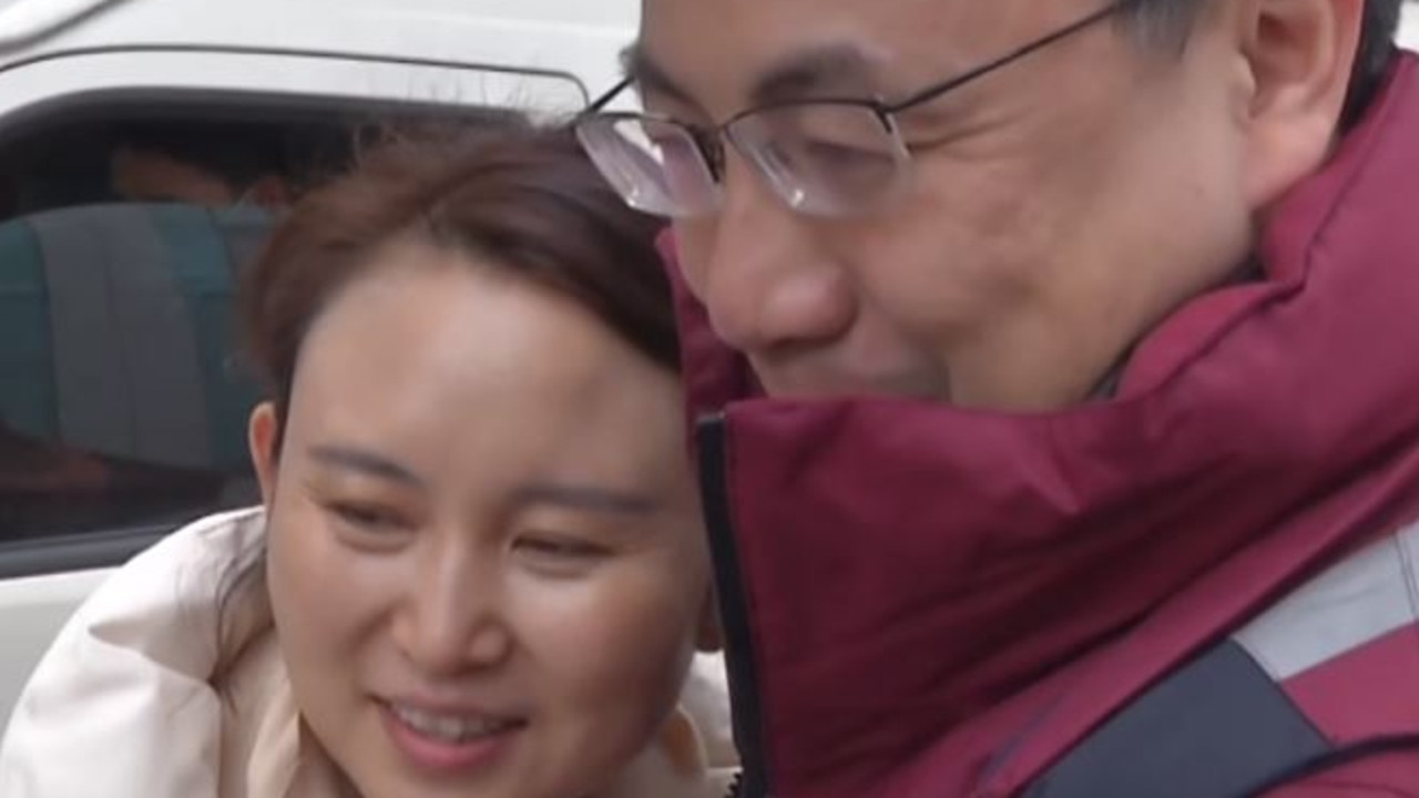 Dr Yu farewells wife Zhou Zing before heading off for Wuhan’s ground zero. Picture: CCTV