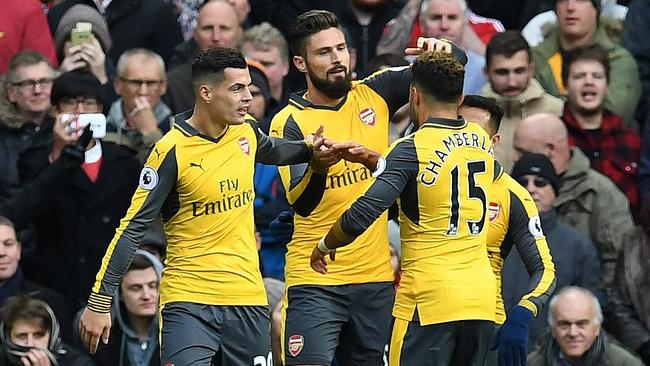 Olivier Giroud (2L) celebrates scoring. / AFP PHOTO / Paul ELLIS