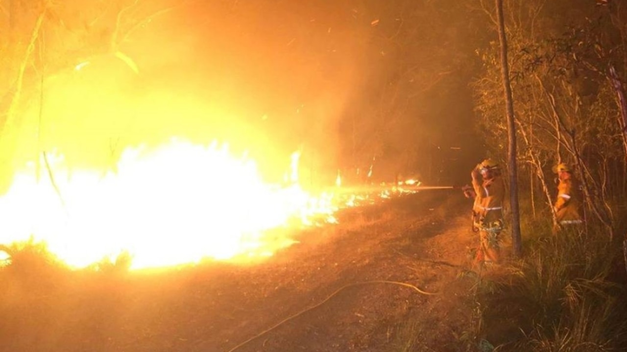 Support crews arrive from NSW to battle Qld blaze