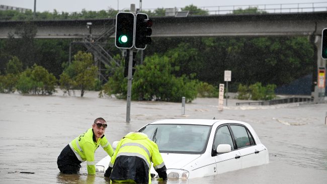布里斯班大雨淹没后，拖车司机在 Nundah 将汽车从洪水中救出。图片：NCA NewsWIRE / John Gass