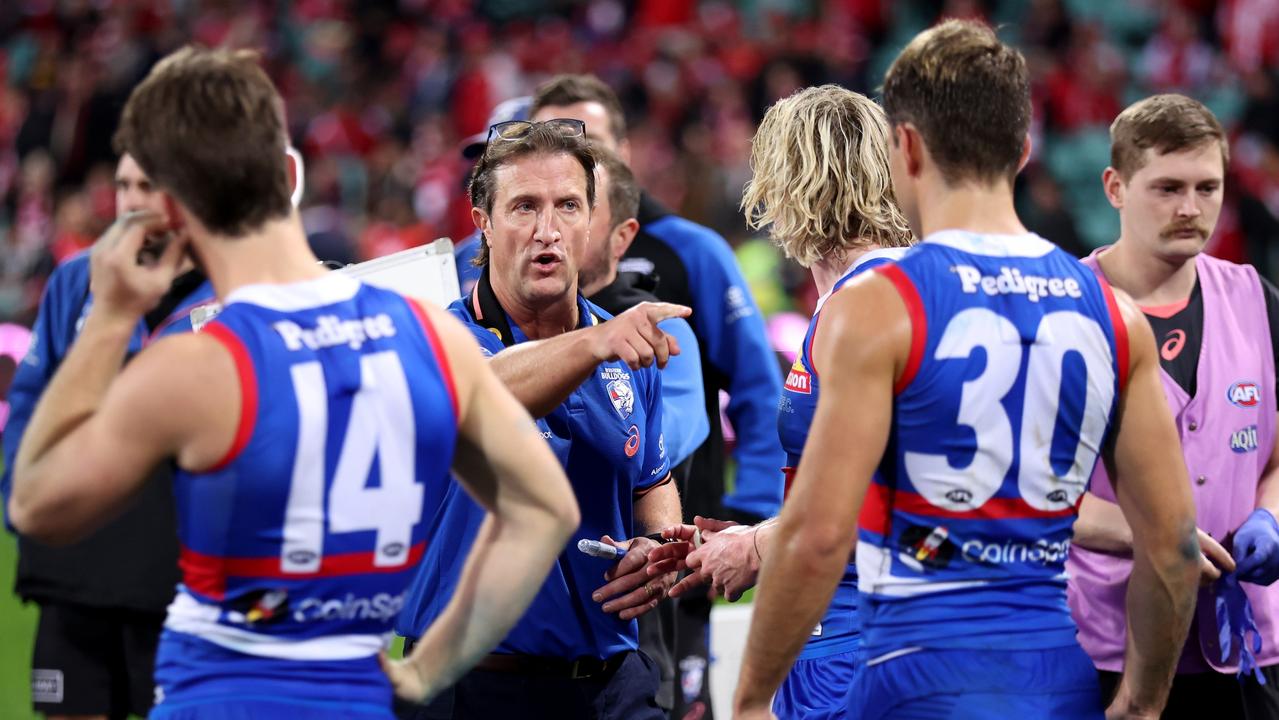 Bulldogs head coach Luke Beveridge speaks to players at the SCG. Photo by Matt King/AFL Photos/via Getty Images)