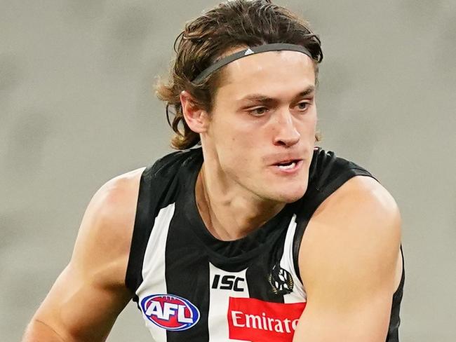 Darcy Moore of the Magpies runs with the ball during the Round 3 AFL match between the Collingwood Magpies and the St Kilda Saints at the MCG in Melbourne, Saturday, June 20, 2020. (AAP Image/Scott Barbour) NO ARCHIVING, EDITORIAL USE ONLY