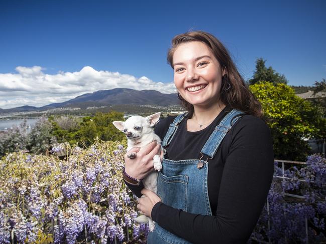 **EMBARGOED UNTIL SUNDAY 25th OCTOBER/DO NOT USE WITHOUT JARRAD BEVAN'S PERMISSION**Laura Morrisby moved back to Lindisfarne from Victoria during COVID-19. Pictured with her Chihuahua, Davey. Picture: LUKE BOWDEN