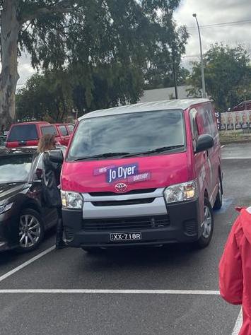 Witnesses snapped Independent candidate Jo Dyer rushing back to her van.