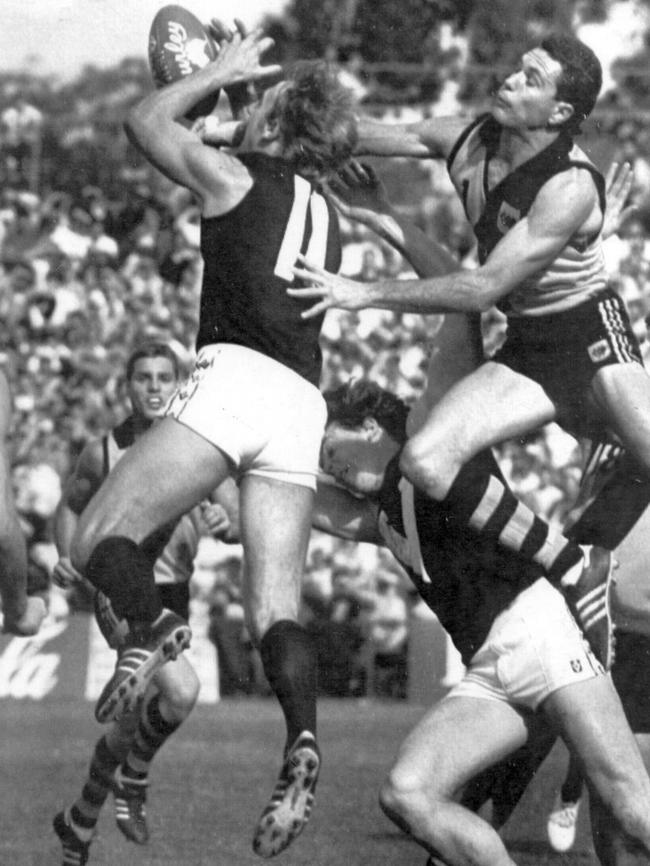 Gary Ablett marks in front of Phil Cronan in 1984.