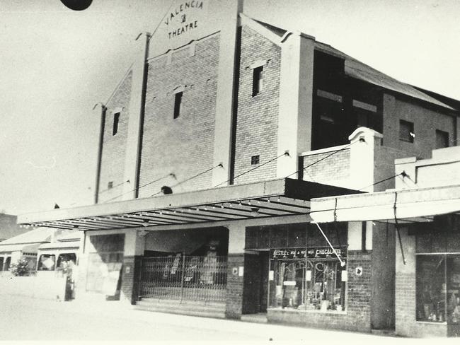 Gosford Valencia Theatre at left, Mann Street 1930s (Picture: Gwen Dundon collection)