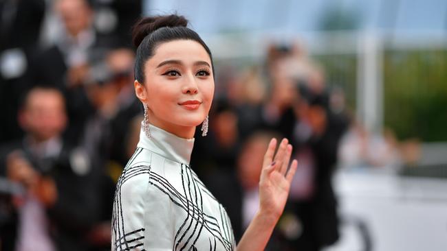 (FILES) This file photo taken on May 26, 2017 shows Chinese actress and member of the Feature Film jury Fan Bingbing waving as she arrives for the screening of the film 'L'Amant Double' (Amant Double) at the 70th edition of the Cannes Film Festival in Cannes. - Chinese superstar Fan Bingbing took to social media for the first time in months on October 3, 2018 to apologise to fans and the Communist Party for tax evasion, shortly after news broke that authorities had ordered her to pay nearly 130 million USD in back taxes and fines. (Photo by LOIC VENANCE / AFP)