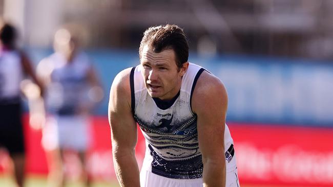 MELBOURNE. 21/05/2022.. AFL Round 10. Geelong v Port Adelaide at GMHBA Stadium, Geelong . Patrick Dangerfield of the Cats takes a breather during the 2nd qtr . Photo by Michael Klein