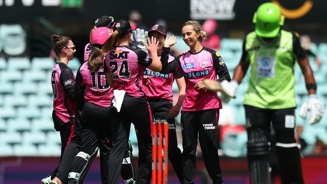 SYDNEY, AUSTRALIA - NOVEMBER 26: Ashleigh Gardner of the Sixers celebrates with teammates after dismissing Chamari Athapaththu of the Thunder during the WBBL match between Sydney Sixers and Sydney Thunder at Sydney Cricket Ground, on November 26, 2023, in Sydney, Australia. (Photo by Mike Owen/Getty Images)