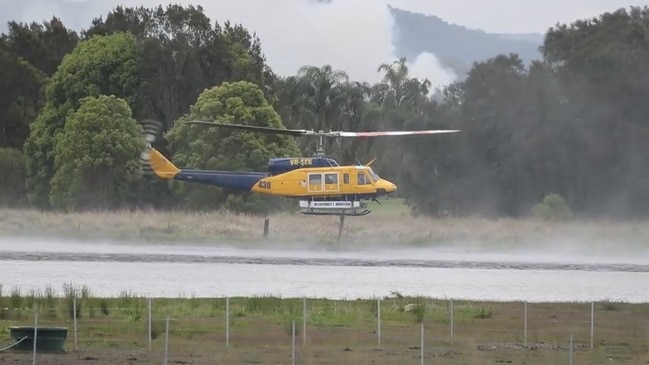 Helicopter collects water to fight Carrara-Merrimac grassfires