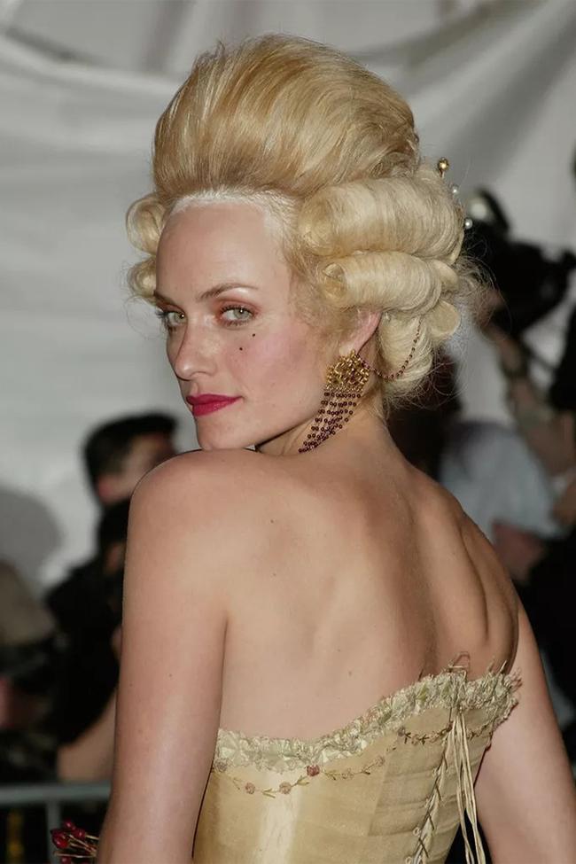 Amber Valletta attends the 2004 Met Gala. 