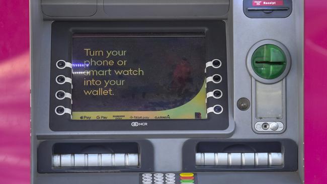 A Bendigo Bank ATM telling customers they can use digital cards. Picture: NewsWire / Roy Van Der Vegt