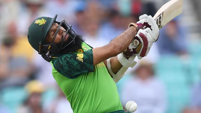 Hashim Amla is hit in the head by a Jofra Archer rocket.