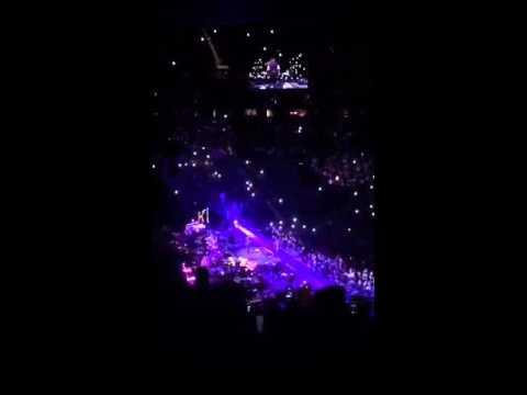 US NY:    Bruce Springsteen Sings 'Purple Rain' in Honour of Prince   April 23