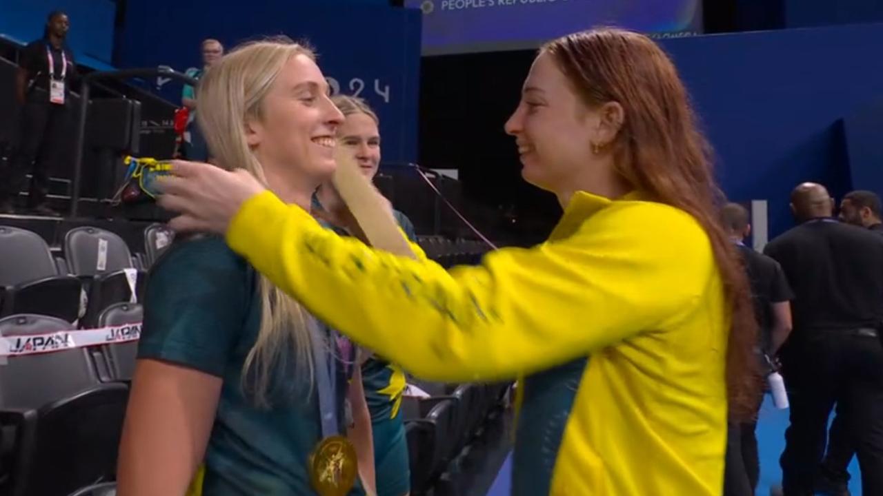 Mollie O'Callaghan gives her gold medal to Jamie Perkins. Photo: Stan Sport.