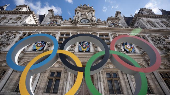 Paris City Hall adorned with the Olympic rings.