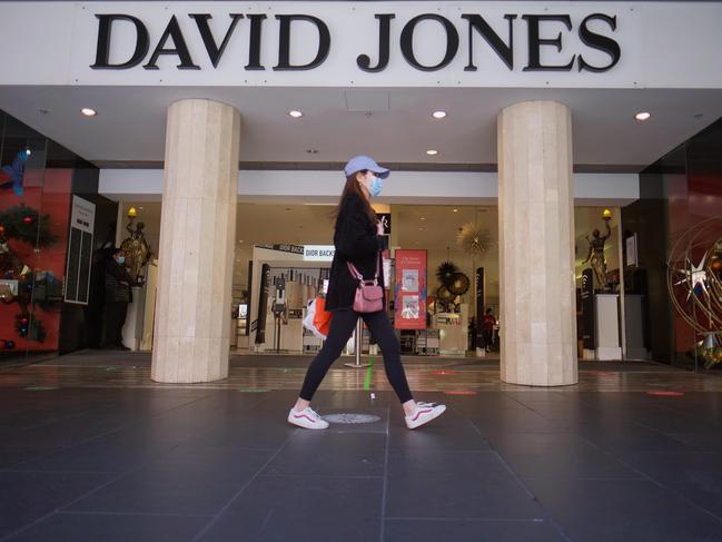 Photo of people doing their last minute Christmas shopping at David Jones in Melbourne on Thursday 24 December 2020. Photo Luis Enrique Ascui