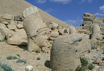 Monumental ... giant heads on the terraces of Mount Nemrut / Elaine Potter