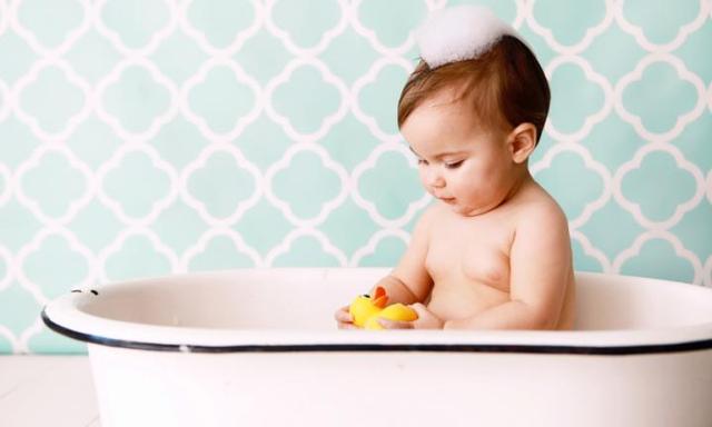 How To Bathe A Baby Safely Kidspot, How To Bathe Toddler Without Bathtub