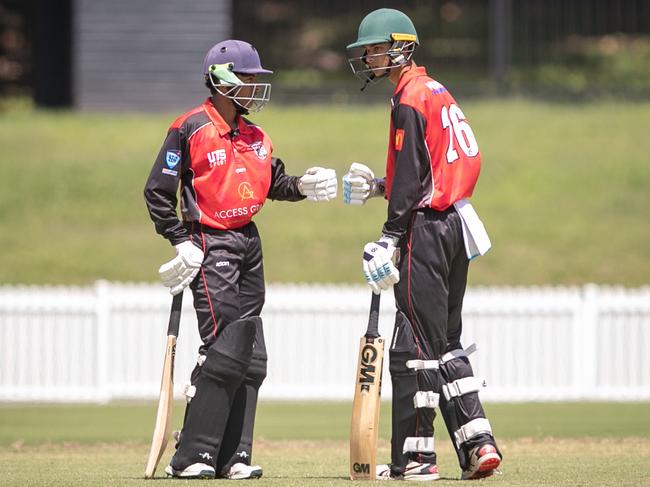 (L-R) Kaviru Karunaratne and Vivaan Bhosale during their 103-run partnership. Pics by Julian Andrews