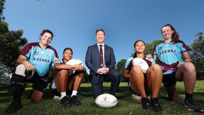 ( L-R) Chelsea Lenarduzzi , Chantay Ratu, Principal Adam Brandis, Skyla Adams and Tamika Upton at Keebra Park's Sports Fields. Photograph : Jason O'Brien