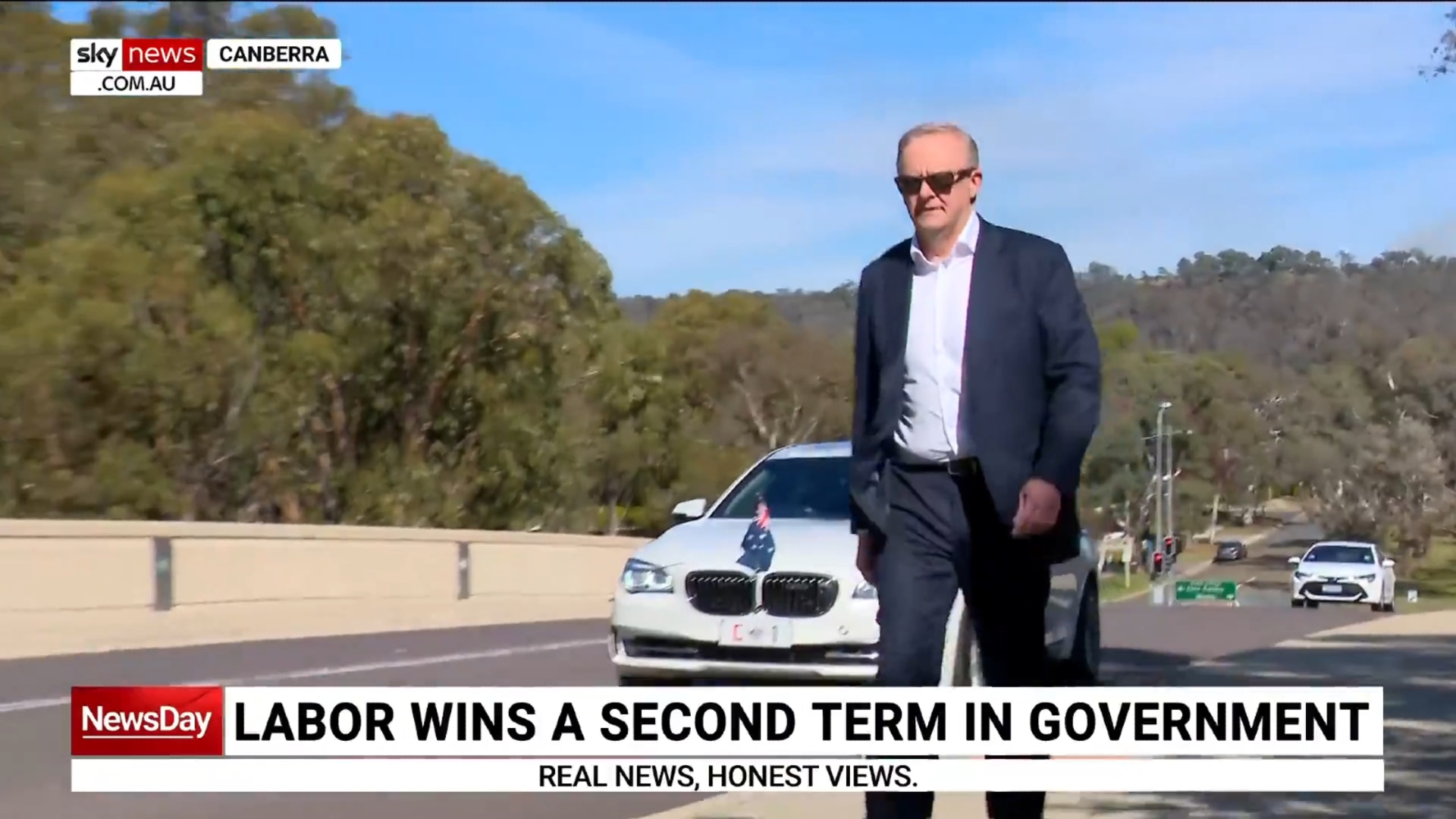 PM Albanese soaks up the sunshine as he walks to parliament after election win