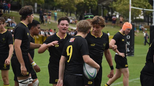 Bailey Cotelli (hand up) congratulating halfback Sam Benham.