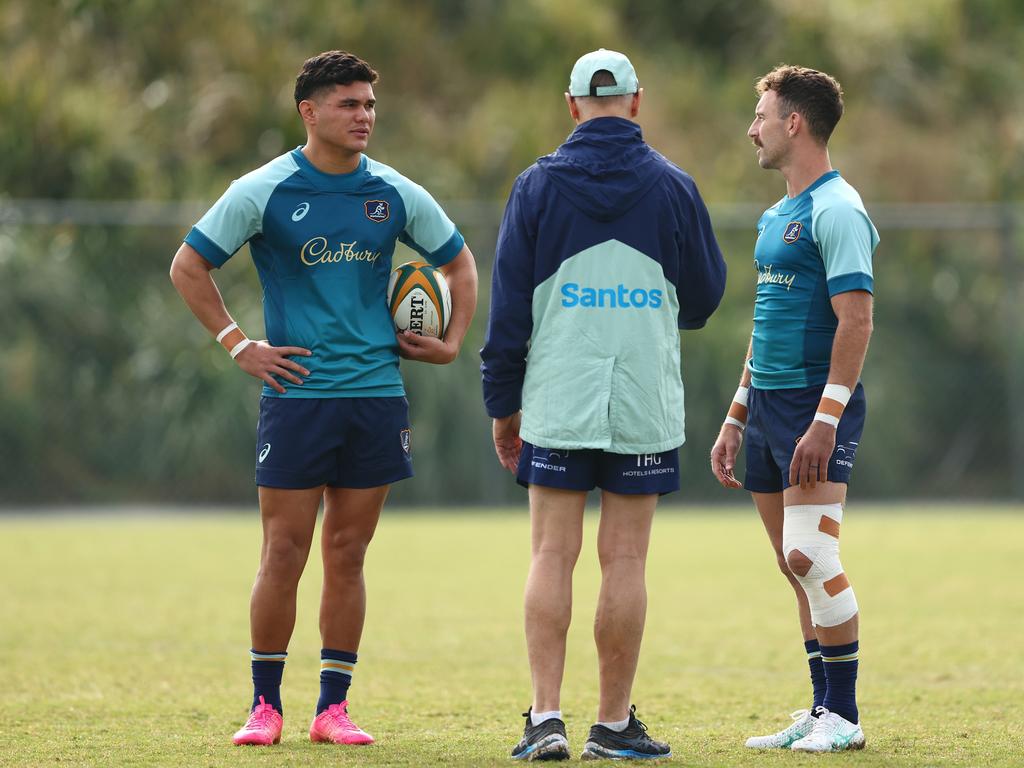 Wallabies coach Joe Schmidt talks with Noah Lolesio and Nic White during a training session. Picture: Getty Images