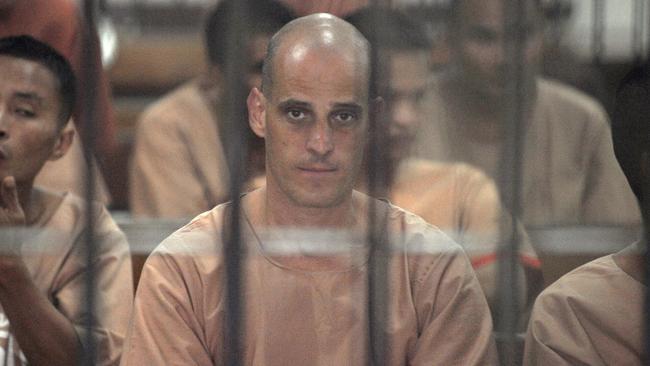 Australian writer Harry Nicolaides (C), 41, sits inside a court cell at a crime court in Bangkok on January 19, 2009. The Australian writer was sentenced to three years in jail by the Thai court after he pleaded guilty to insulting Thailand's revered royal family in a novel, a judge said. AFP PHOTO / PORNCHAI KITTIWONGSAKUL Pic. Afp Pic. Afp