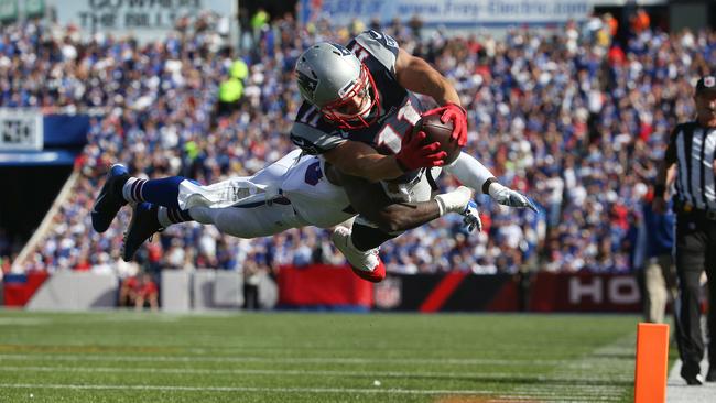 Manziel's 2 TD passes lift Browns over Mariota, Titans 28-14