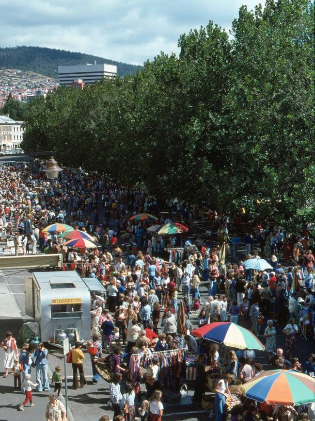 Breaking News Breaking News The Salamanca Markets in 1977. Source: Yeoldetasmania / Facebook.