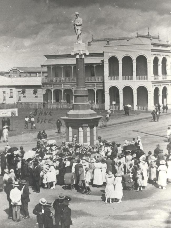 War memorial statue, ca. 1920. A tribute to Bundaberg’s fallen soldiers. Source: State Library of Queensland