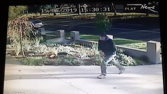 Youth steals girl's bike in Bentleigh East