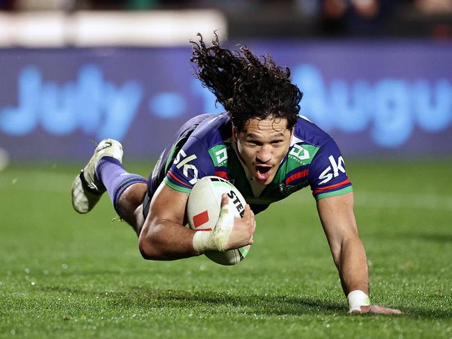 Dallin Watene-Zelezniak of the Warriors scores a try. Picture: Getty Images