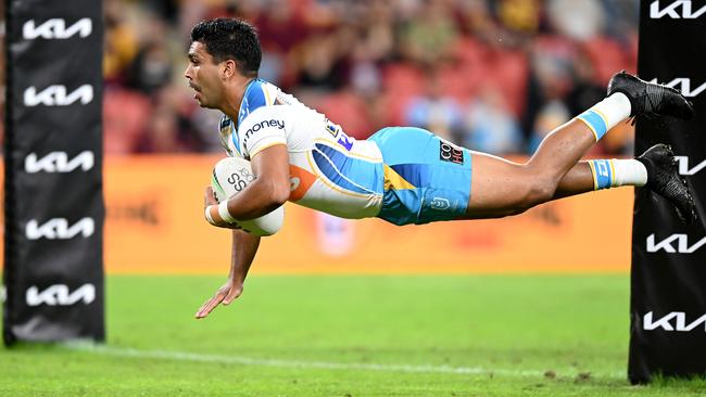 Tyrone Peachey dives over for a try during Round 8 (Photo by Bradley Kanaris/Getty Images)