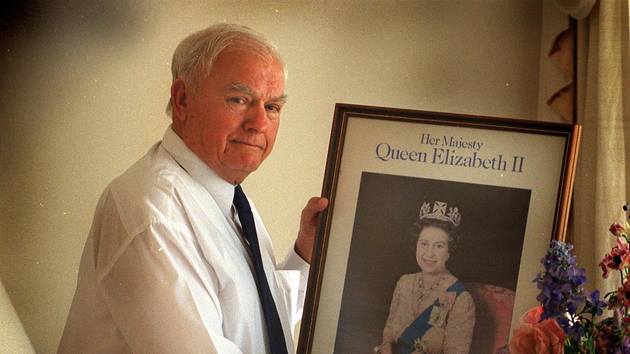 NOVEMBER, 1999 : Carl Henry (Sir Charles) Holm (1915-2001), farmer &amp; former National Party powerbroker with portrait of Queen Elizabeth at his Sanctury Cove home on Gold Coast