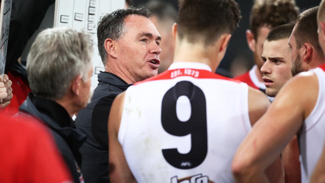 St Kilda coach Alan Richardson speaks to his players.