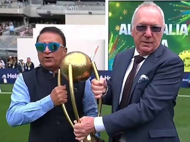 Sunil Gavaskar and Allan Border presenting the trophy. Photo: Channel 7