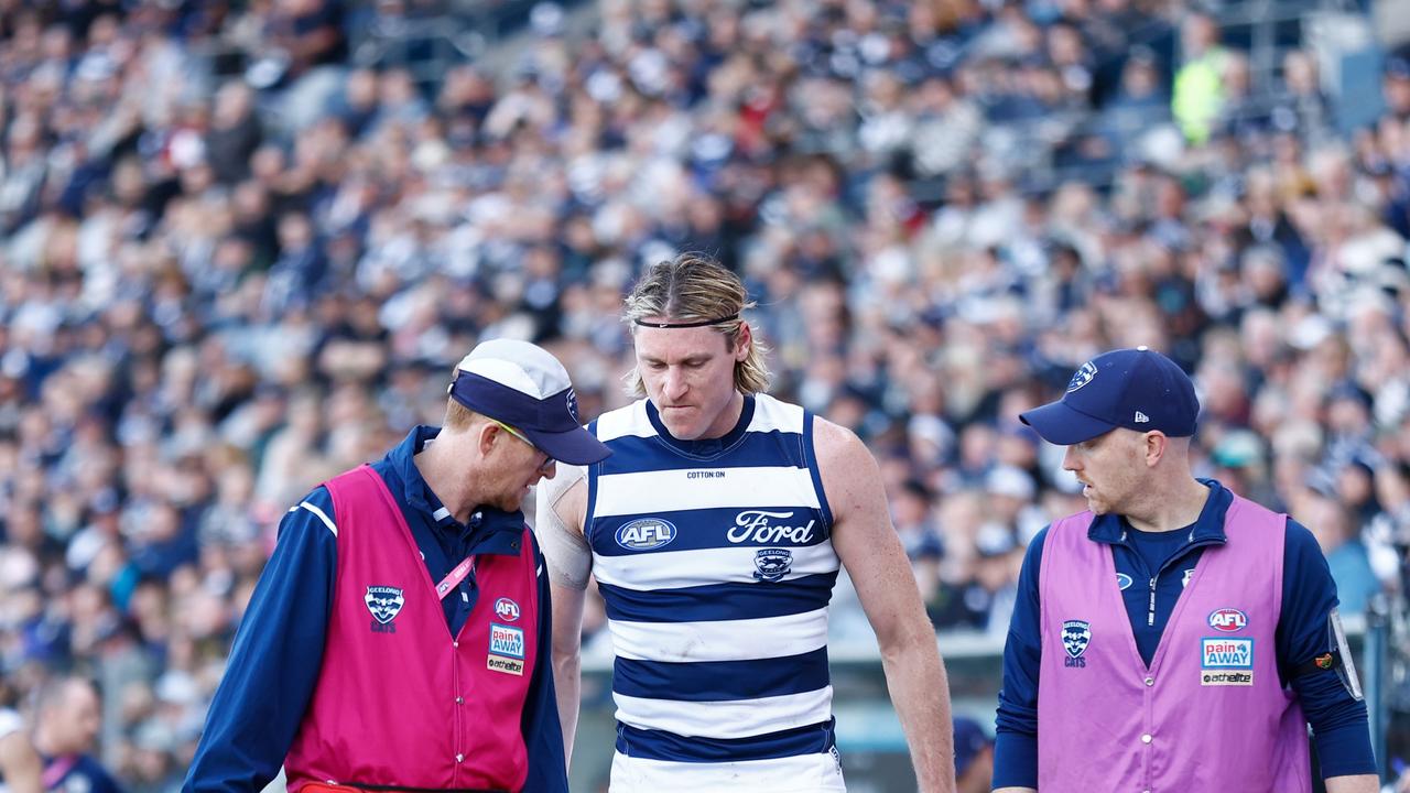 GEELONG, AUSTRALIA - JULY 29: Mark Blicavs of the Cats leaves the field with a leg injury during the 2023 AFL Round 20 match between the Geelong Cats and the Fremantle Dockers at GMHBA Stadium on July 29, 2023 in Geelong, Australia. (Photo by Michael Willson/AFL Photos via Getty Images)