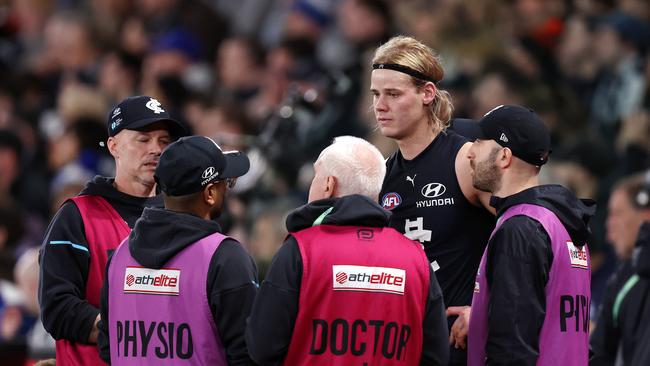 MELBOURNE, JULY 21, 2024: 2024 AFL Football - Round 19 - Carlton Blues V North Melbourne Kangaroos at Marvel Stadium. Tom De Koning of the Blues with the doctors. Picture: Mark Stewart