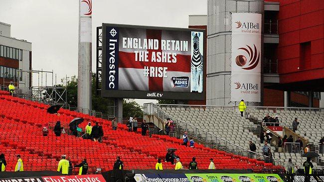 England retains Ashes