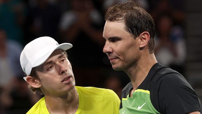 Spain's Rafael Nadal (R) walks off the court after his loss against Australia's Alex De Minaur during their men's singles match on day five of the United Cup tennis tournament in Sydney on January 2, 2023. (Photo by DAVID GRAY / AFP) / -- IMAGE RESTRICTED TO EDITORIAL USE - STRICTLY NO COMMERCIAL USE --