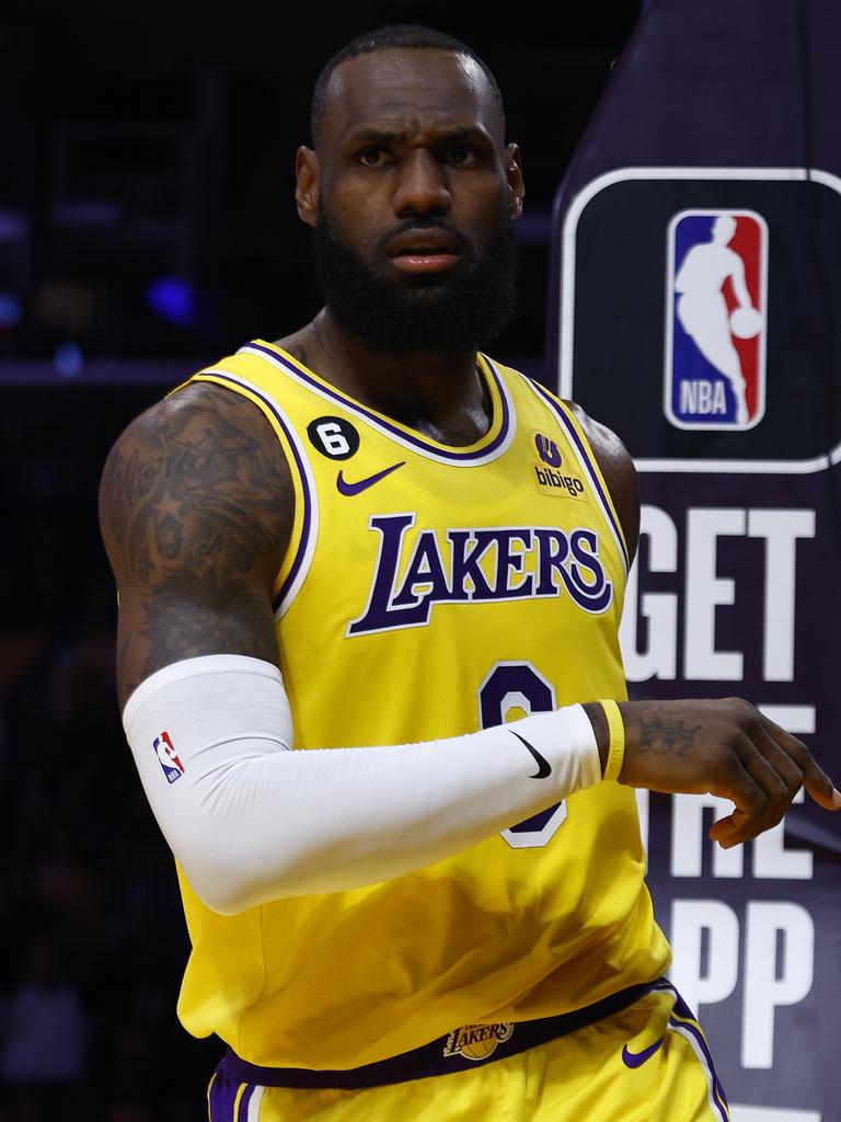 Lakers' LeBron James sits vs. Nuggets with ankle soreness - ESPN