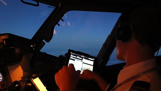  Qantas is distributing more than 2000 iPads to pilots in a move that will significantly cut down on paper in the cockpit. 