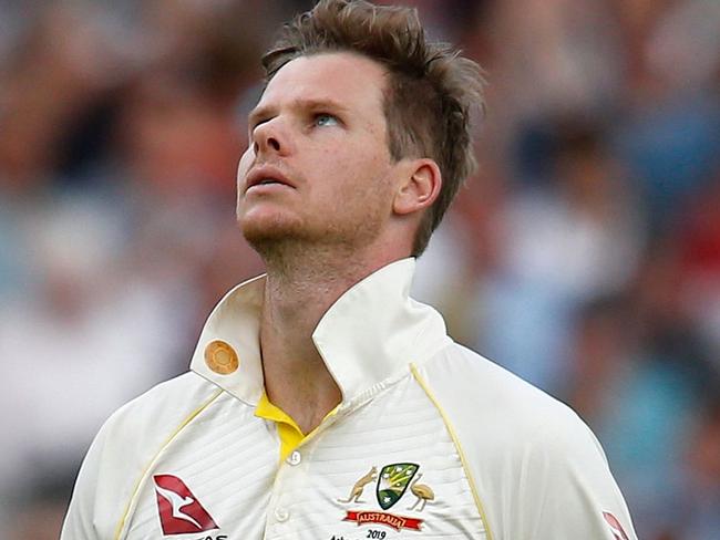 TOPSHOT - Australia's Steve Smith (R) walks off of the pitch after being hit in the head by a ball off the bowling of England's Jofra Archer (unseen) during play on the fourth day of the second Ashes cricket Test match between England and Australia at Lord's Cricket Ground in London on August 17, 2019. (Photo by Ian KINGTON / AFP) / RESTRICTED TO EDITORIAL USE. NO ASSOCIATION WITH DIRECT COMPETITOR OF SPONSOR, PARTNER, OR SUPPLIER OF THE ECB