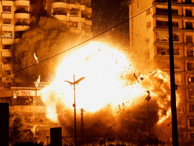 A view shows the moment of an Israeli strike on a building, amid the ongoing hostilities between Hezbollah and Israeli forces, in the Chiyah district of Beirut's southern suburbs, Lebanon, November 25, 2024. REUTERS/Adnan Abidi     TPX IMAGES OF THE DAY