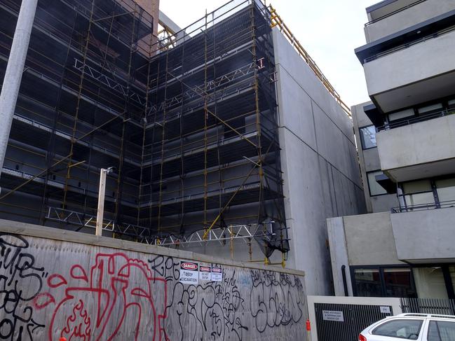 The wall from the East Brunswick Village is within touching distance of the Gamble St apartment building. Photo: Luis Enrique Ascui