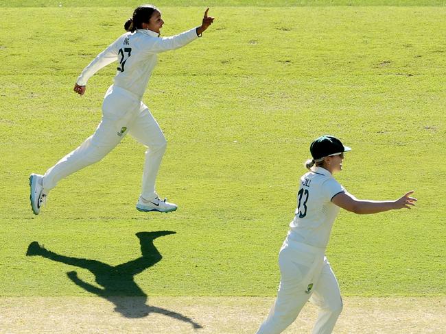 MELBOURNE, AUSTRALIA - JANUARY 30: Alana King of Australia and Ellyse Perry of Australia appeal to the umpire during day one of the Women's Ashes Test Match between Australia and England at Melbourne Cricket Ground on January 30, 2025 in Melbourne, Australia. (Photo by Daniel Pockett/Getty Images)