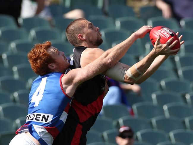 Daniel Webb marks a tough mark. Photo: Simon Cross.