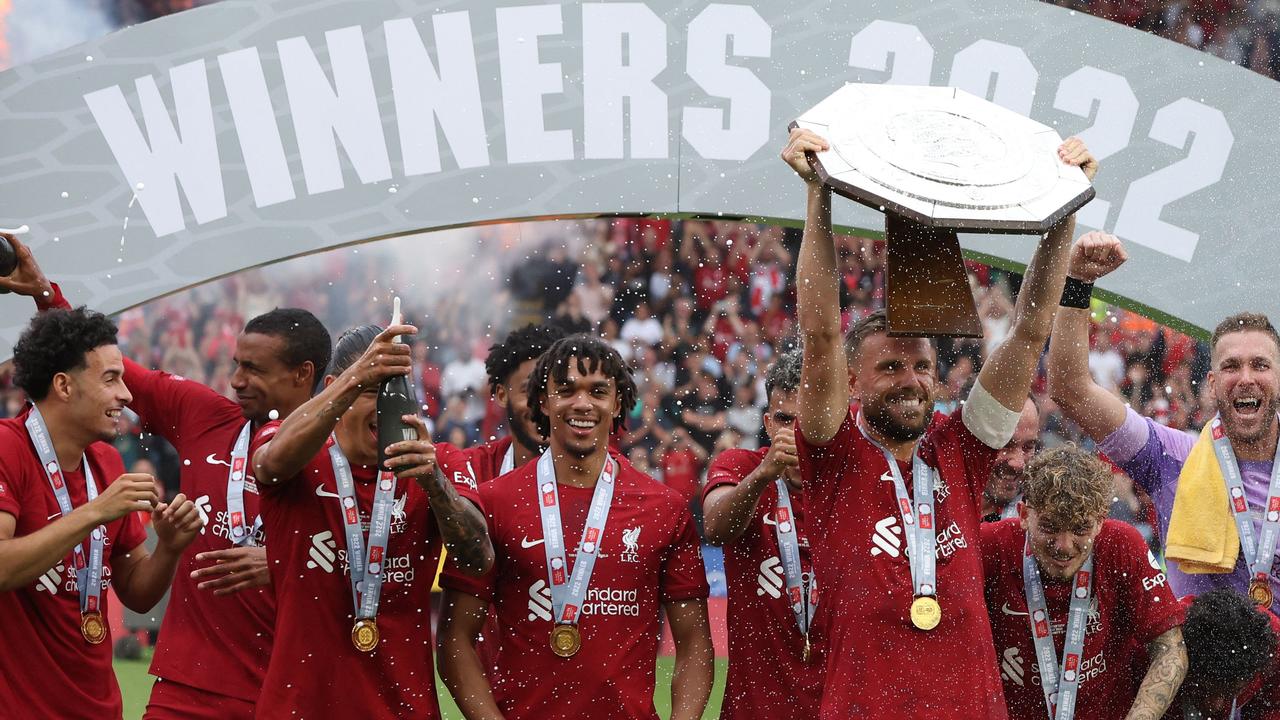 Liverpool's team players celebrates with the trophy after winning the English FA Community Shield football match between Liverpool and Manchester City at the King Power Stadium in Leicester on July 30, 2022. (Photo by Nigel Roddis / AFP)